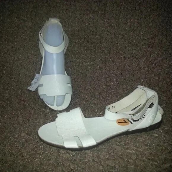 FLY LONDON-Fuxa-Flat Sandals- Off White/Cream Ankle Strap US 7-New - Picture 1 of 7